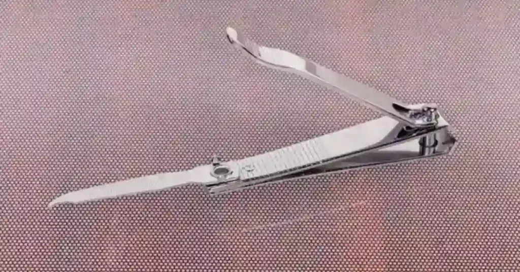 Compound lever-type nail clippers