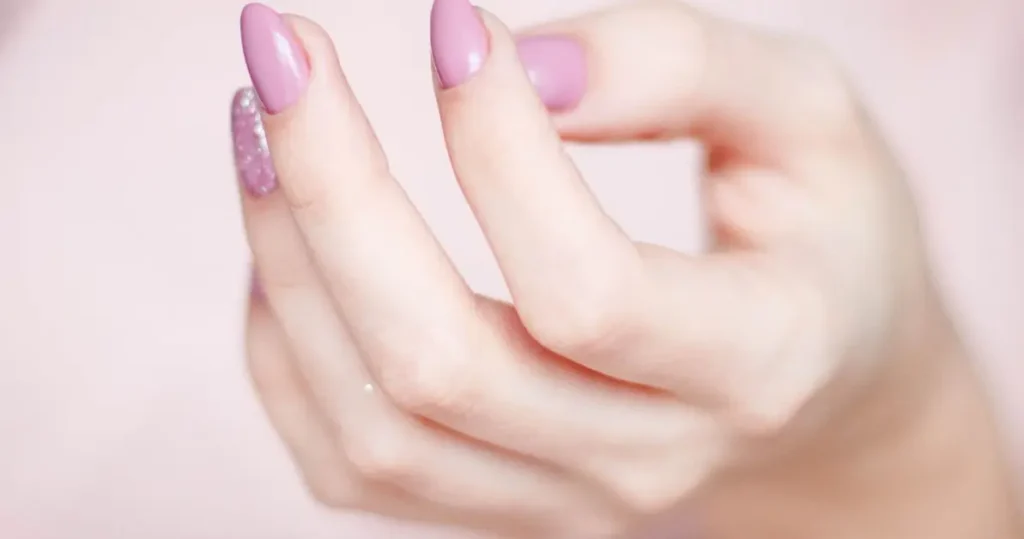 HOW TO CUT ACRYLIC NAILS IN THE RIGHT WAY: A DETAILED GUIDE